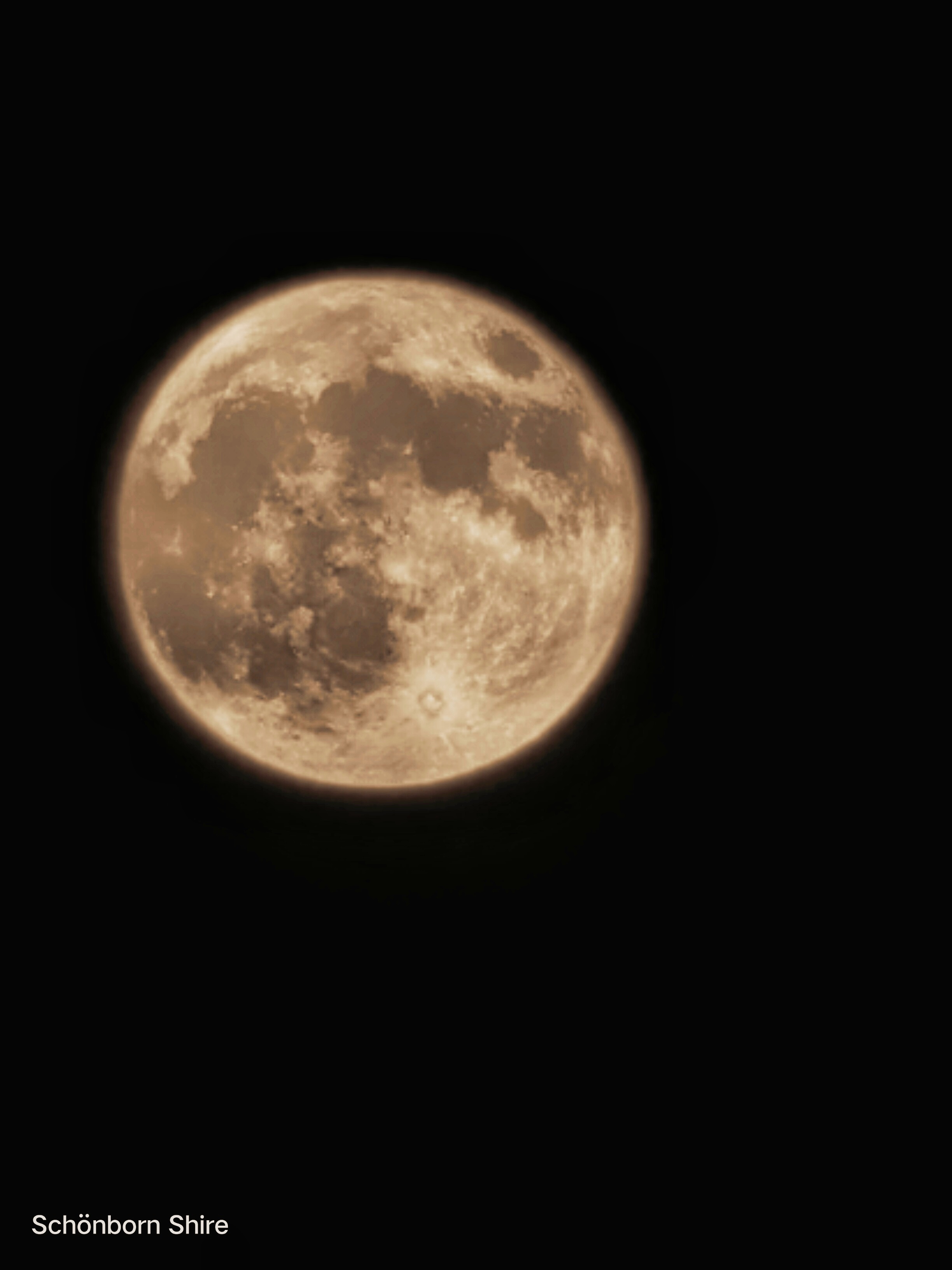 Der Mond in der Nacht als sie geboren wurde.